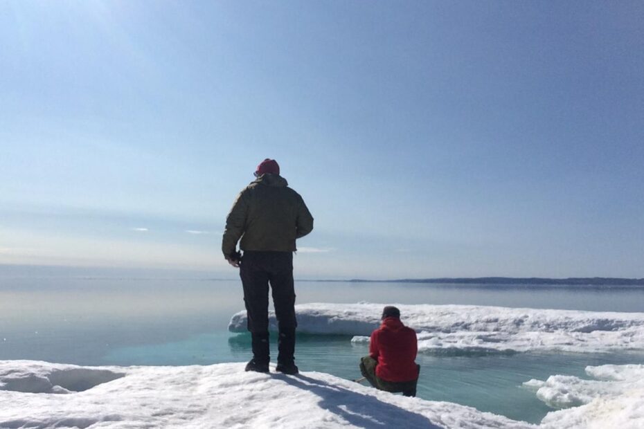 Pause contemplative sur un iceberg, Entraînement de Rangers canadiens -  Naujaat, Nunavut, Août 2017. © Magali Vullierme