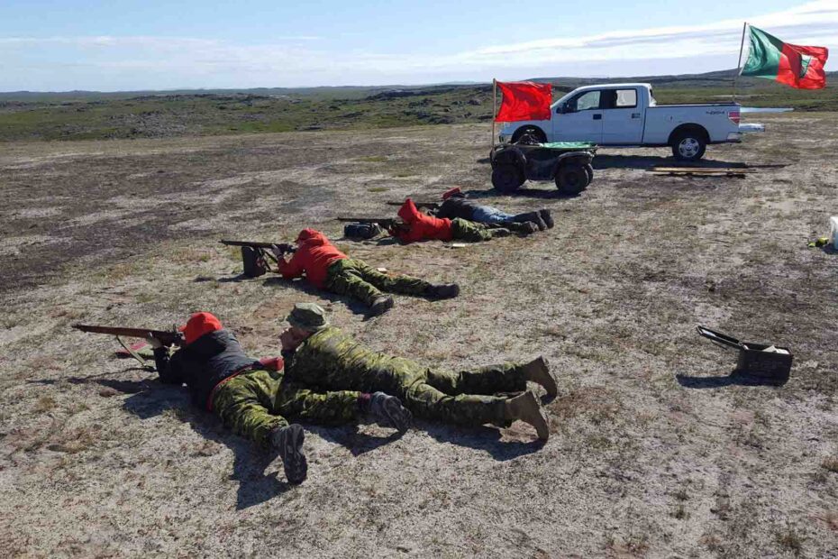 Session d'entraînement au tir, Entraînement de Rangers canadiens -  Aupaluk, Nunavik, Québec, Août 2016. © Magali Vullierme
